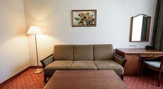 Гостиница Бизнес Отель Нефтяник Альметьевск Улучшенный двухместный номер с 2 отдельными кроватями-3